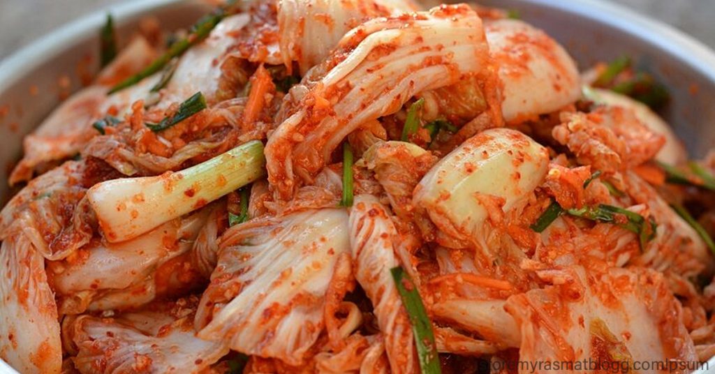 กิมจิ เป็นอาหารที่กินเป็นเครื่องเคียง คู้กับอาหารจานหลัก เช่นเนื้อย่าง แกงเนื้อ ซุปกิมจิ หรือ กับแก้มกิมจิสามารถท่านเล่นคู่กับเหล้าถือว่า 
