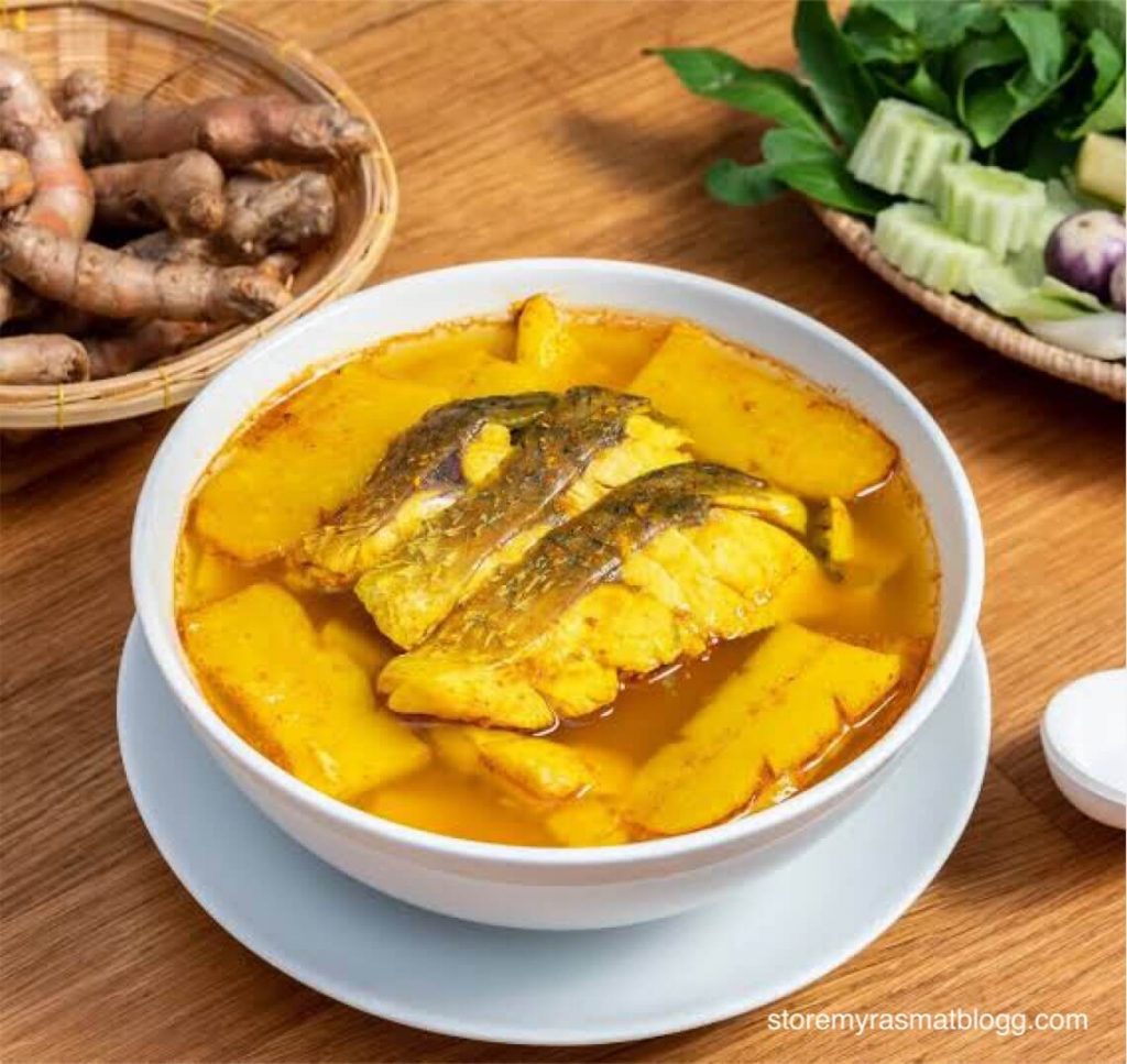 แกงเหลือง ถือเป็นอาหารที่สะดวกสบายของชาวภาคใต้ของประเทศไทย ขมิ้นสดปริมาณมากทำให้แกงเผ็ด เปรี้ยวและเค็มนี้มีสีเหลืองเข้มข้น