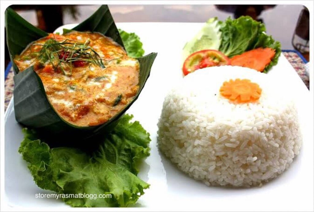 อาม็อก บางครั้งเรียกว่าอาม็อกเขมร เป็นอาหารประจำชาติของกัมพูชา มักเปรียบได้กับแกงสตูว์ และมีจำหน่ายหลายรุ่นทั่วประเทศ โดยที่มีชื่อเสียง
