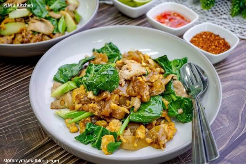ผัดซีอิ๊ว เป็นก๋วยเตี๋ยวผัดไทยที่ได้รับความนิยมอย่างมากในฐานะอาหารจานด่วนริมทางในประเทศไทย ส่วนผสมที่คุณต้องการ น้ำมัน สำหรับทอด
