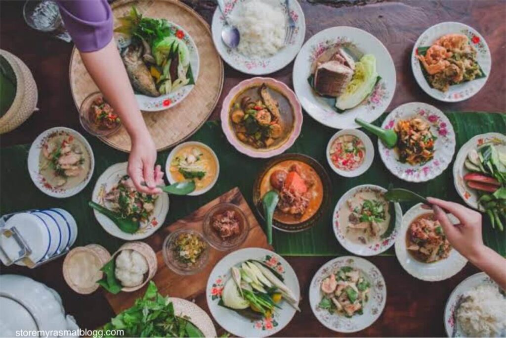 อาหารไทย โดยทั่วไปประกอบด้วยรสชาติหลัก 5 รส คือ เค็ม หวาน เปรี้ยว ขม และเผ็ด อันที่จริงอาหารไทย ส่วนใหญ่ ไม่ถือว่าน่าพอใจเว้นแต่จะรวม