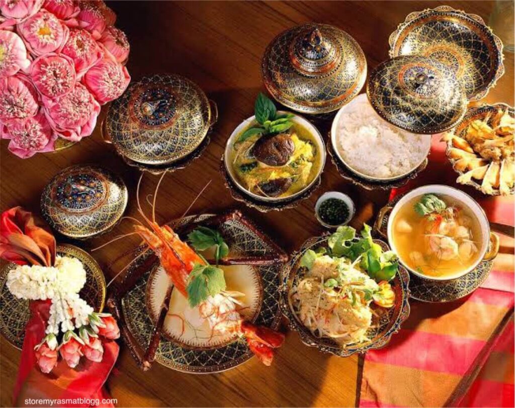 สมัยก่อน อาหารไทยสาขานี้สงวนไว้สำหรับราชวงศ์เท่านั้น เนื่องจากสูตรอาหารมีความซับซ้อน และวัตถุดิบที่ใช้ทำมีราคาแพง ดังนั้น อาหารไทยชาววัง จึ